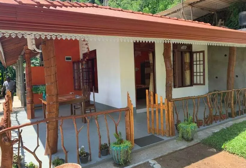 هتل Induwara Guest