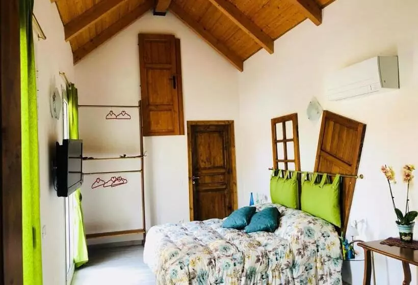 تختخواب و صبحانه La Casetta Di Giuci