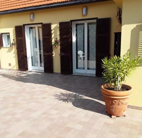 تختخواب و صبحانه La Casetta Di Giuci