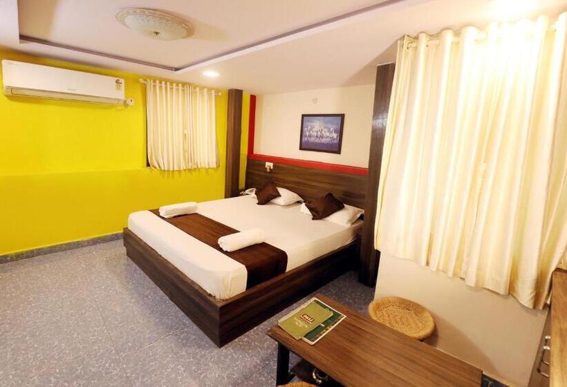 هتل Pali Village Resort