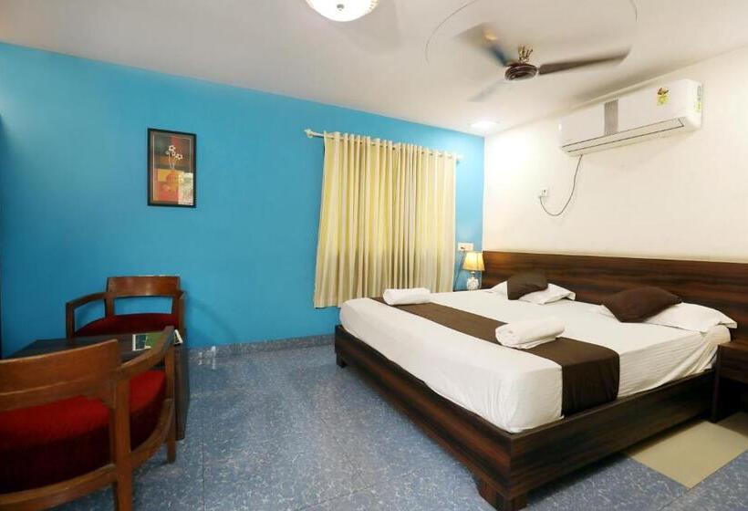 هتل Pali Village Resort