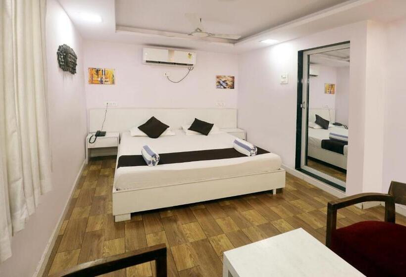 هتل Pali Village Resort