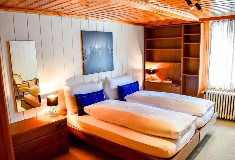 تختخواب و صبحانه First Lodge