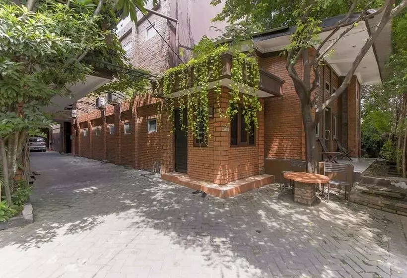 Majatalo Reddoorz Plus At Ampera Raya