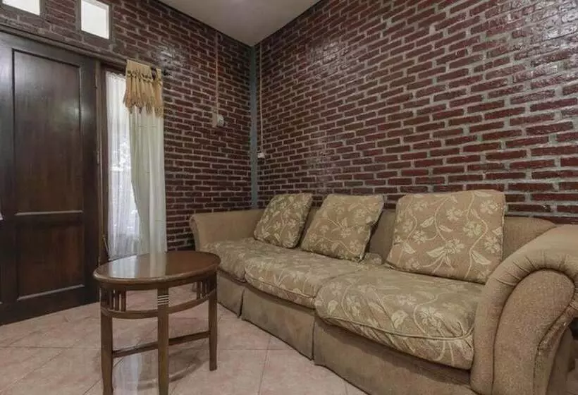 Majatalo Reddoorz Plus At Ampera Raya