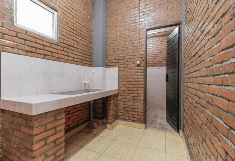 بنسيون Reddoorz Plus At Ampera Raya