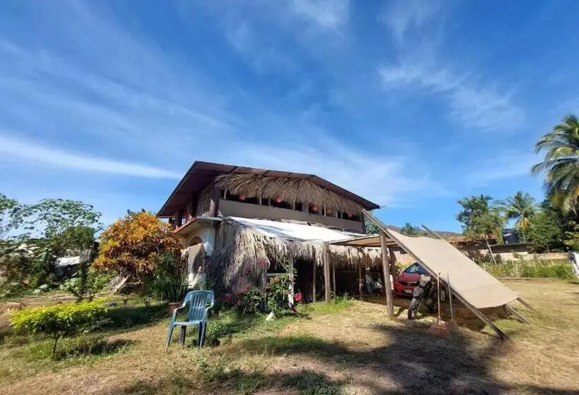 ユースホステル Hostal Roca Blanca
