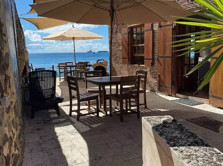 تختخواب و صبحانه Barrel House St. Eustatius