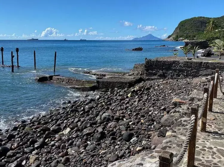 تختخواب و صبحانه Barrel House St. Eustatius