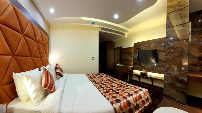 Отель Makhan Residency