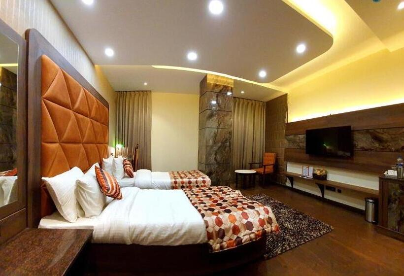 Отель Makhan Residency