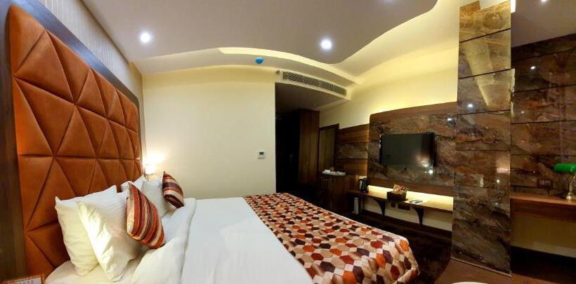 Отель Makhan Residency