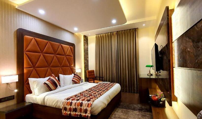 Отель Makhan Residency