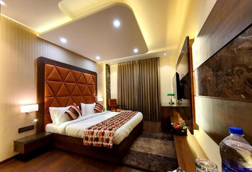 Отель Makhan Residency