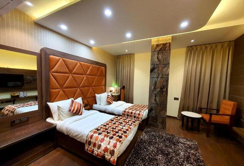 Отель Makhan Residency