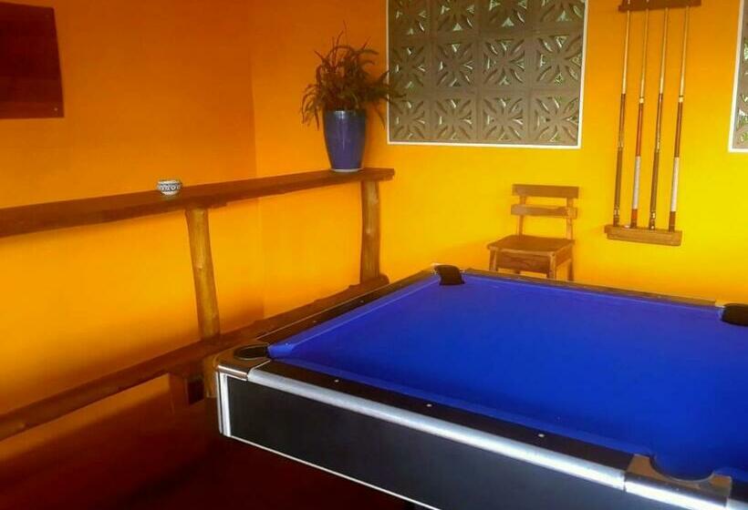 هتل Buena Onda Backpackers