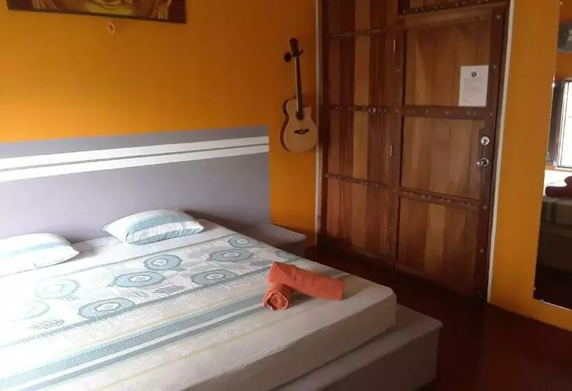 هتل Buena Onda Backpackers