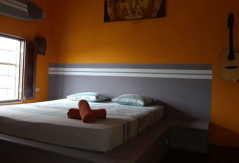 هتل Buena Onda Backpackers