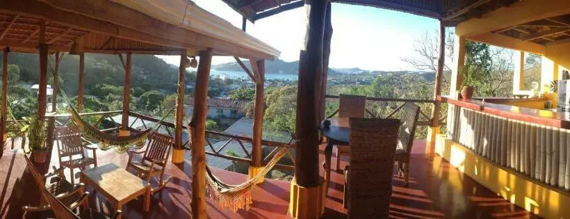 هتل Buena Onda Backpackers