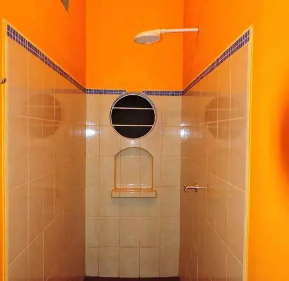 هتل Buena Onda Backpackers