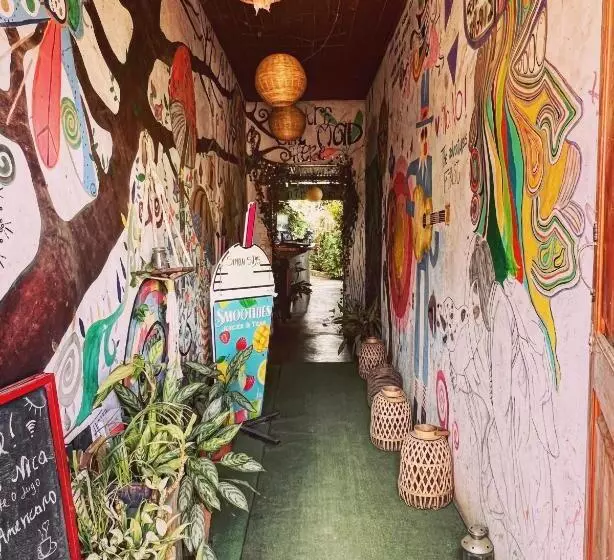 هتل Buena Onda Backpackers