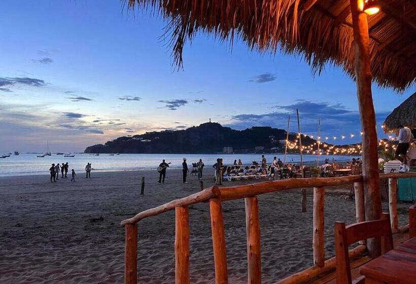 هتل Buena Onda Backpackers