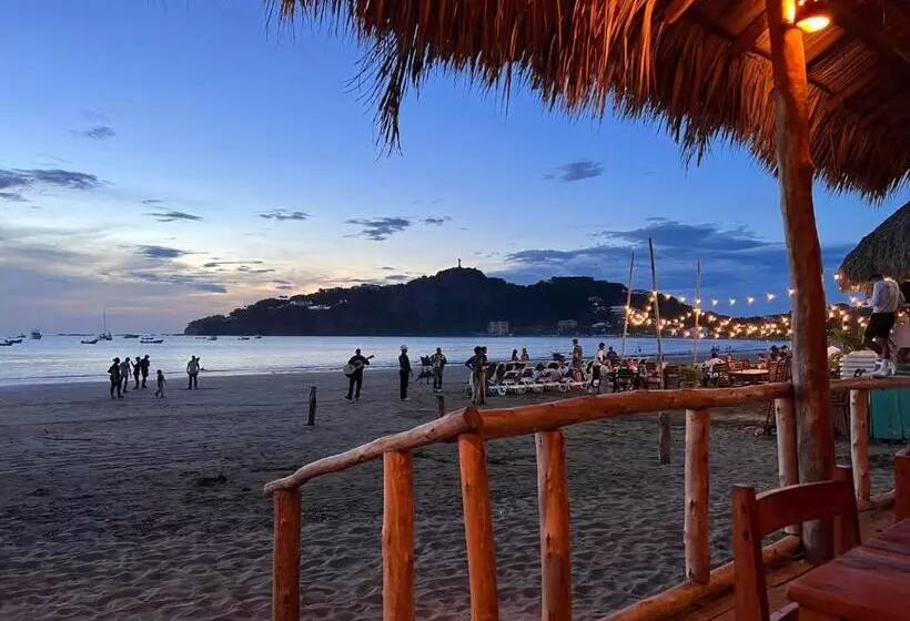 هتل Buena Onda Backpackers