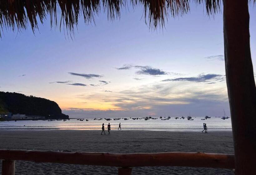 هتل Buena Onda Backpackers