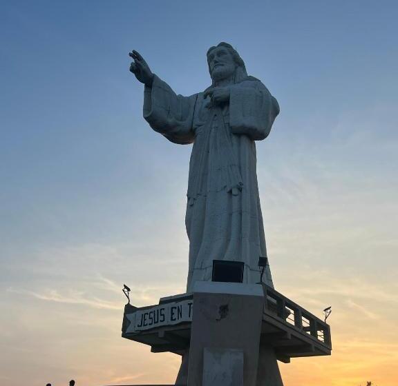 هتل Buena Onda Backpackers