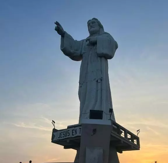 هتل Buena Onda Backpackers