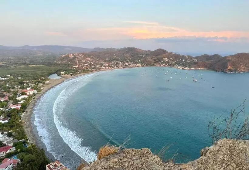 هتل Buena Onda Backpackers