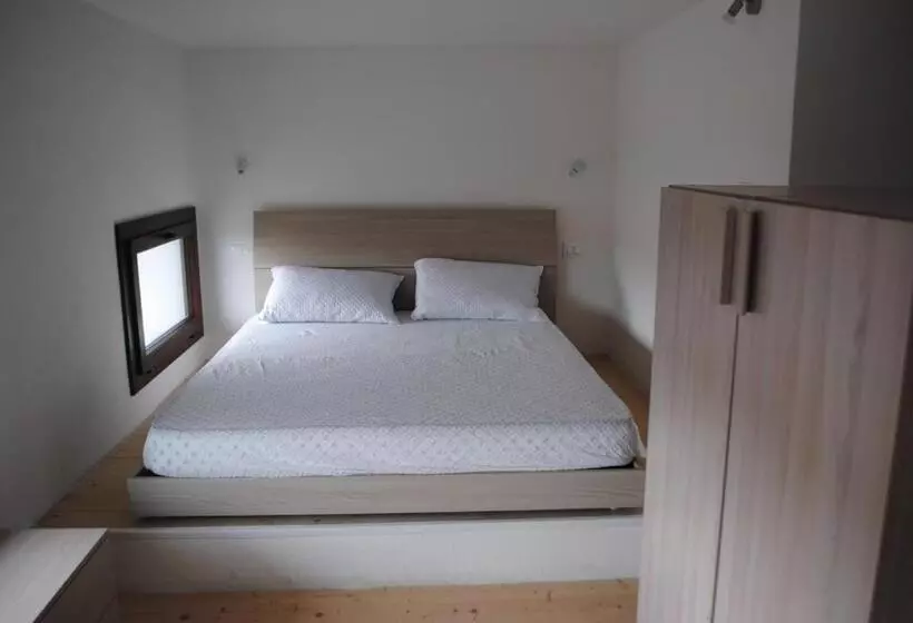 Luxar Room