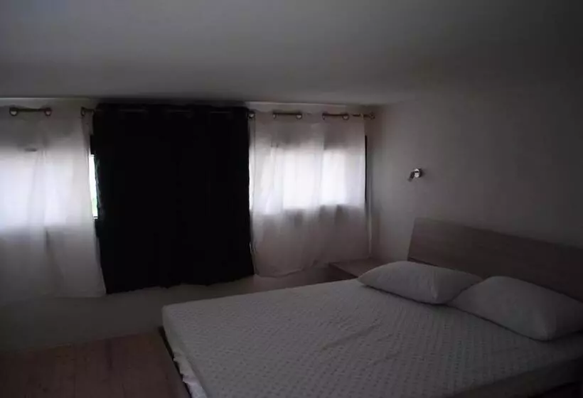 Luxar Room