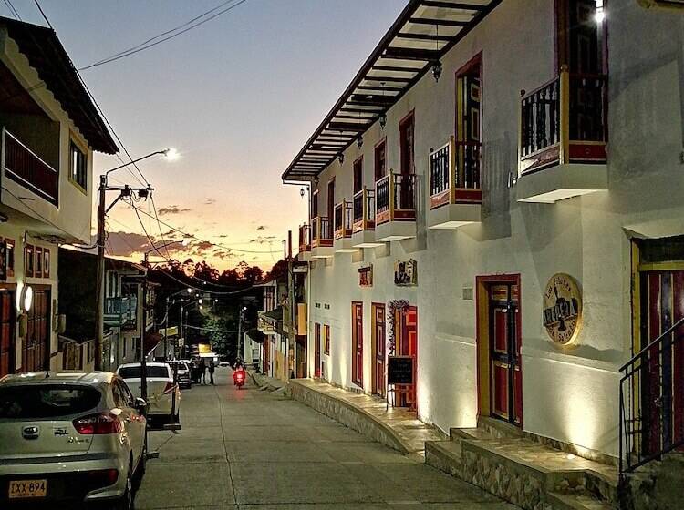 בית מלון כפרי La Tia Emiss