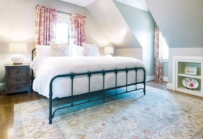 Retkeilymaja The Red Fox Inn & Tavern