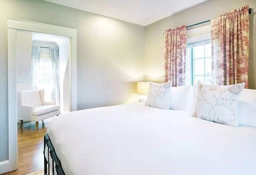 Retkeilymaja The Red Fox Inn & Tavern