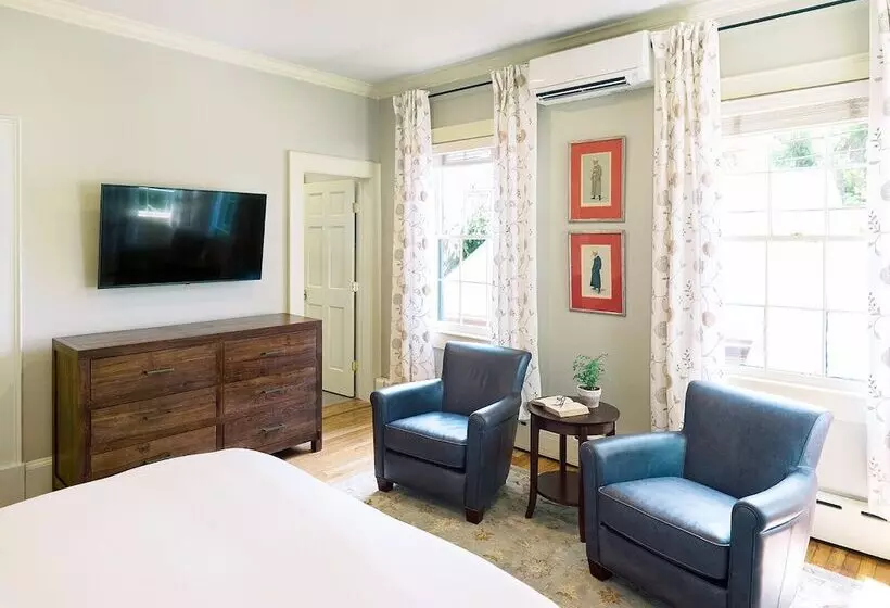 Retkeilymaja The Red Fox Inn & Tavern