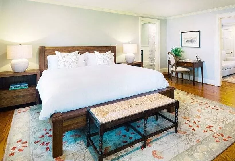 Retkeilymaja The Red Fox Inn & Tavern