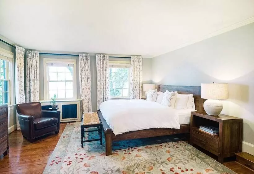 Retkeilymaja The Red Fox Inn & Tavern