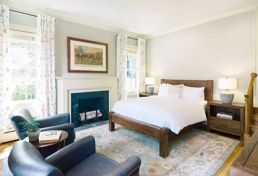 Retkeilymaja The Red Fox Inn & Tavern