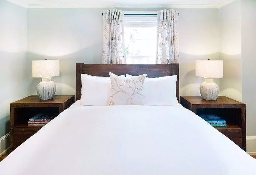 Retkeilymaja The Red Fox Inn & Tavern