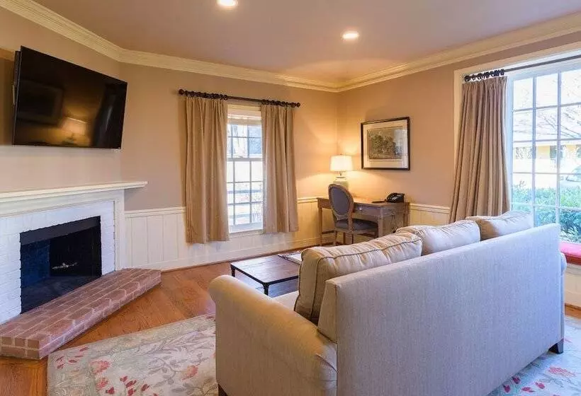 Retkeilymaja The Red Fox Inn & Tavern