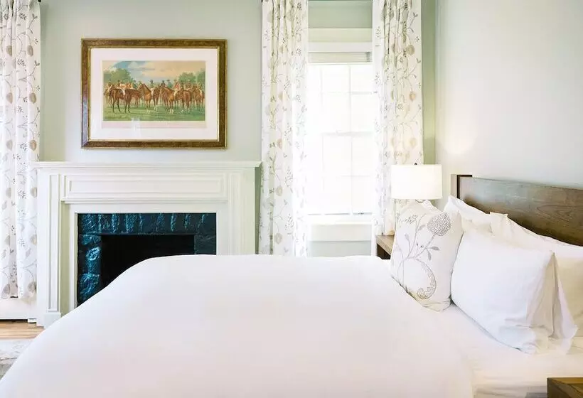 Retkeilymaja The Red Fox Inn & Tavern