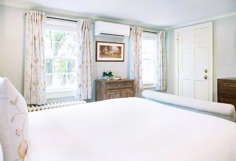 Retkeilymaja The Red Fox Inn & Tavern