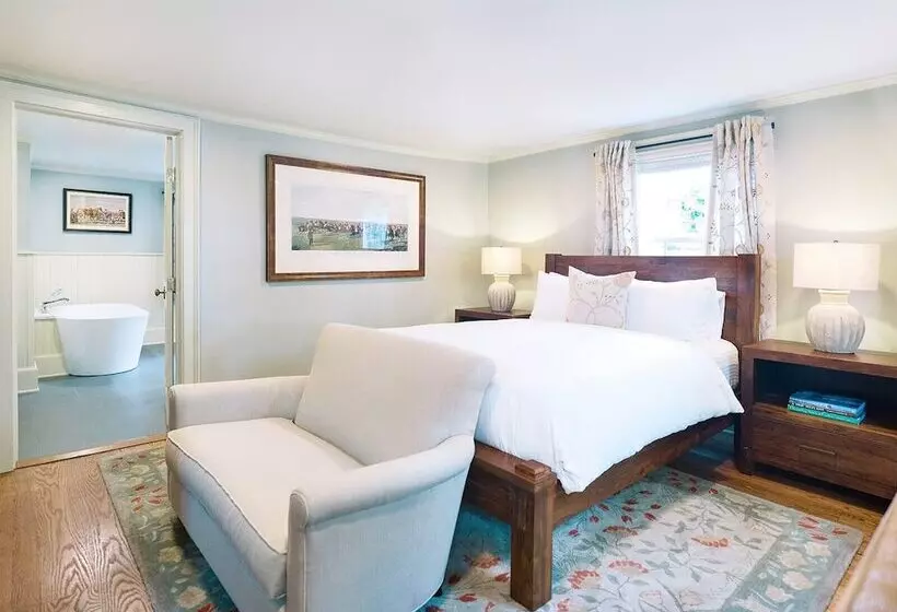 Retkeilymaja The Red Fox Inn & Tavern