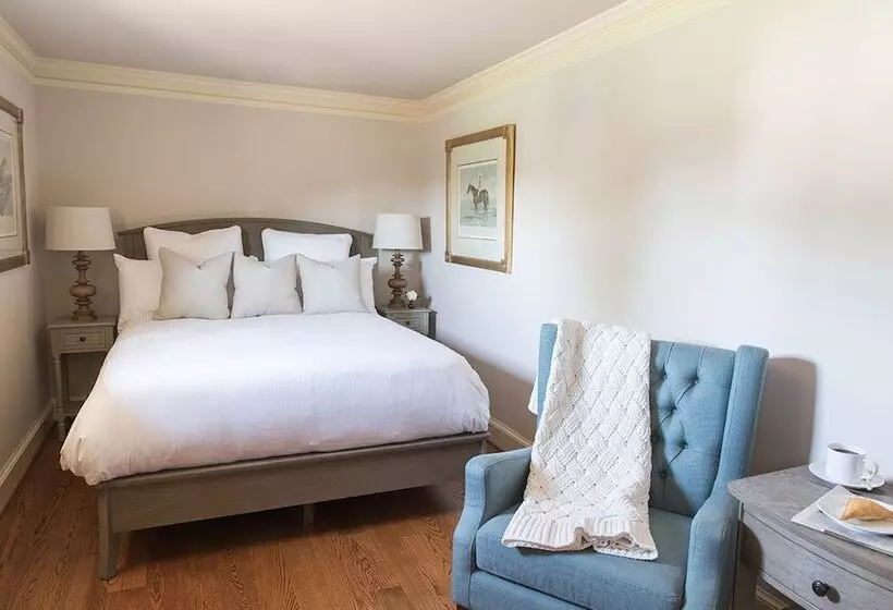 Retkeilymaja The Red Fox Inn & Tavern