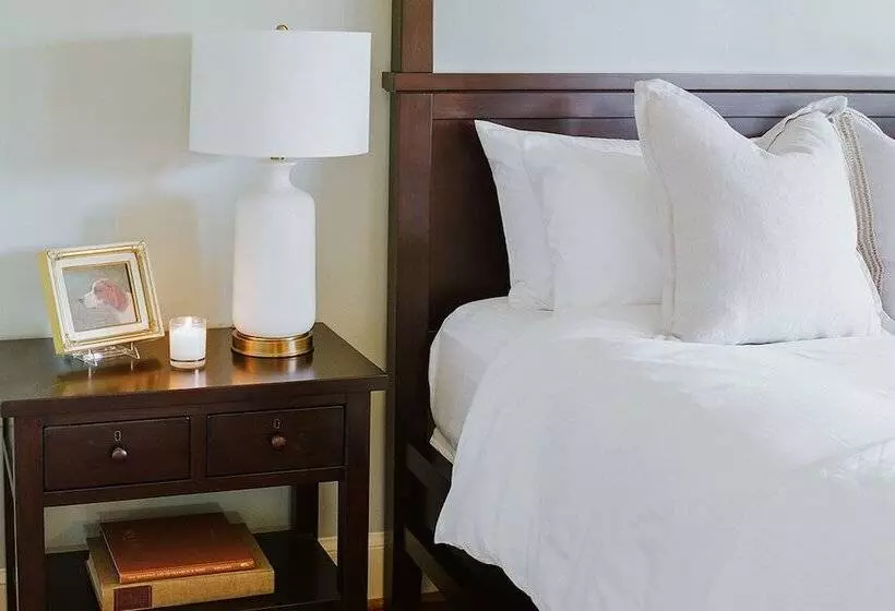 Retkeilymaja The Red Fox Inn & Tavern