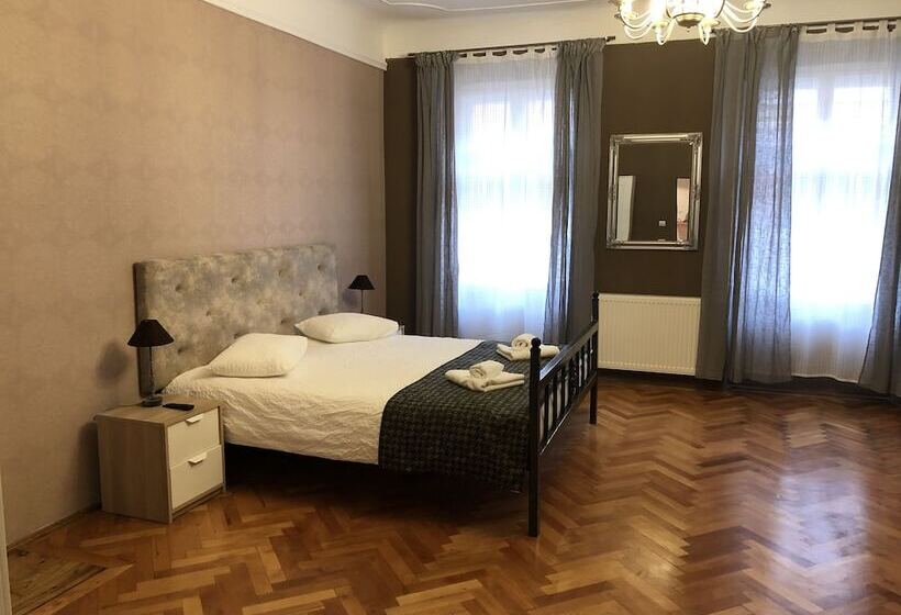 Отель Poet Pastior Residence