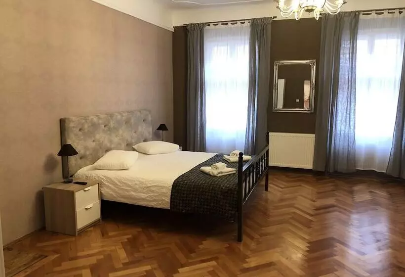 هتل Poet Pastior Residence
