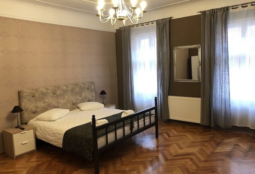 Отель Poet Pastior Residence